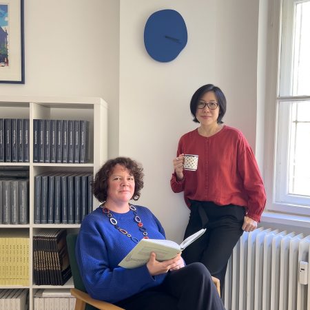 Katharina Roth und Lu Wang, das Kernteam der Zwey Verlagsgesellschaft (von links)