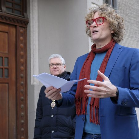 Dr. Matthias Georgi von Neumann & Kamp hielt einen kurzen Vortrag zu den neuen Erinnerungszeichen und den Menschen, an die mit ihnen erinnert wird.