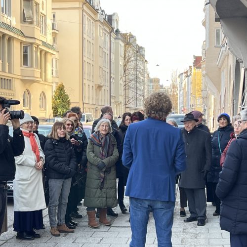 Am 27. Januar, dem Internationalen Holocaust-Gedenktag, wurden fünf neue Erinnerungszeichen in der Ohmstraße in München angebracht. .