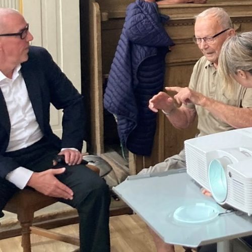 Dr. Michael Kamp (links) und Ina Deppe im Gespräch mit dem Zeitzeugen Siegfried Grimm. 1930 geboren, musste er als Auszubildender im Frühjahr 1945 noch für wenige Wochen bei den Zittwerken auf dem Kasernengelände in Kleinschönau (heute Sieniawka) arbeiten. Hiervon und von den strengen Sicherheitsauflagen berichtete er zu Beginn der Veranstaltung. (Foto: Peter Knüvener)