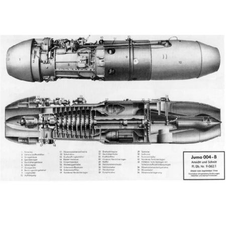Das Strahltriebwerk Jumo 004 – entwickelt von den Junkers Motorenwerken und eingesetzt unter anderem in der Messerschmitt Me 262. Es wurde in mehreren Zweigwerken und Tarnunternehmen wie den Zittwerken hergestellt. (Bild aus: Michael Kamp / Ina Deppe / Robert Kieselbach: Jürgen Ulderup (1910 bis 1991). Manager, Unternehmer und Stifter, München: August Dreesbach Verlag 2018.)