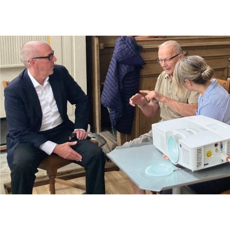 Ina Deppe und Michael Kamp im Gespräch mit dem Zeitzeugen Siegfried Grimm (Mitte), (Foto: Peter Knüvener)